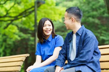 会話するカップル